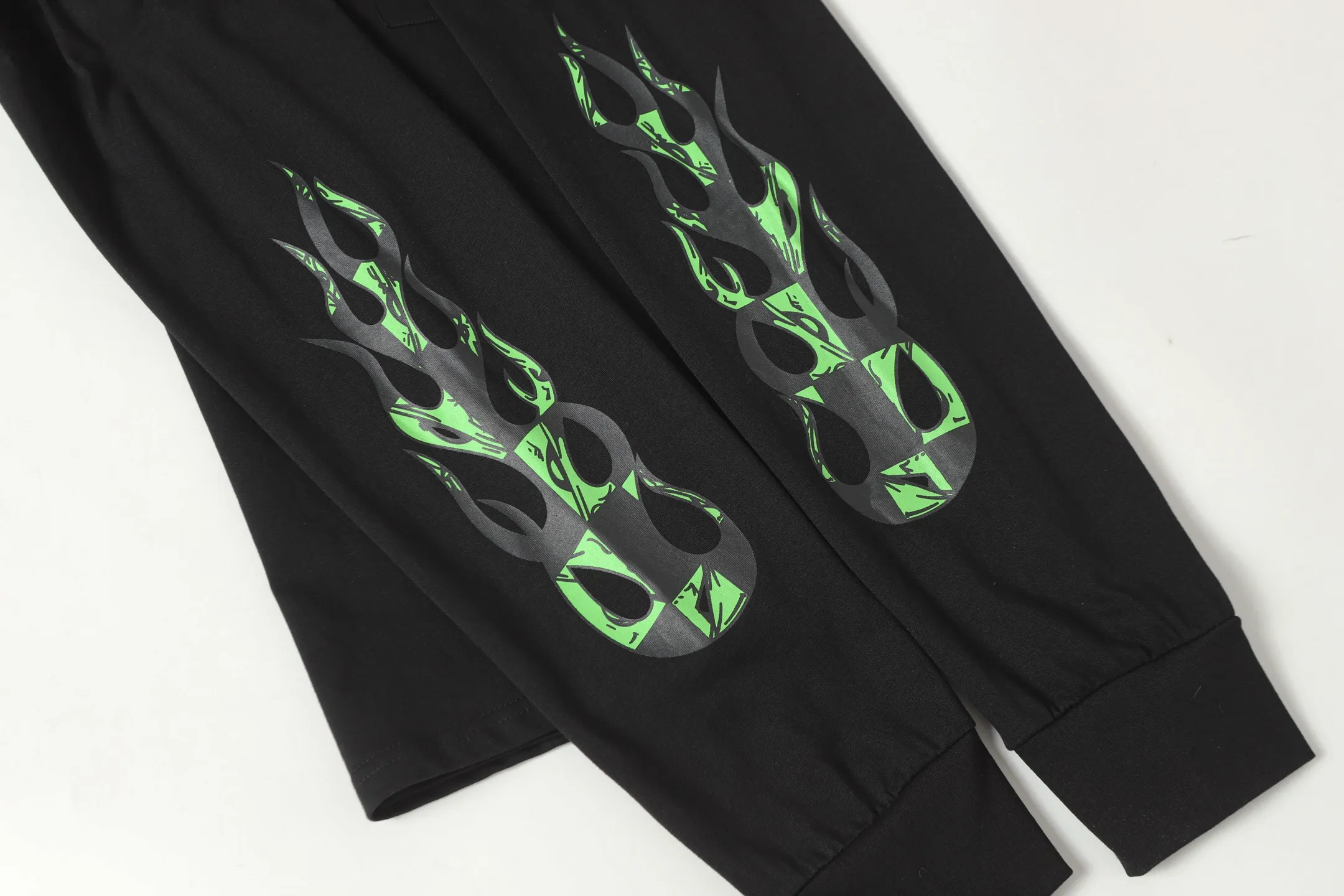 P160 Cross-border model. Those who pursue quality, please do not place an order. -Chrome Hearts/Chrome Hearts Sanskrit graffiti spoof printed popular long-sleeved T-shirt -High weight, high density and high quality. The wool is soft, delicate and skin-friendly. It feels soft and silky. It has excellent warmth and skin-friendly properties.
